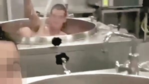 Militares dos Comandos tomam banho em caldeirões usados para cozinhar