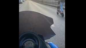 Homem filmado em trotinete elétrica a mais de 100 km/h na Avenida Marginal em Oeiras. Veja as imagens