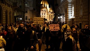 Húngaros protestam contra alteração à lei do aborto