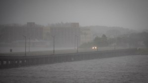 Barco com 23 emigrantes afunda ao largo da costa da Florida durante o Furacão Ian