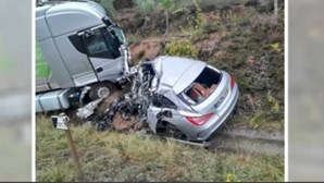 Homem de 20 anos morre após acidente entre carro e camião no IC2. Trânsito condicionado