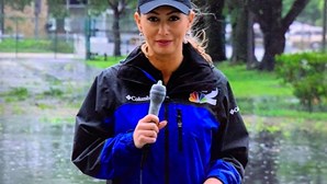 Jornalista usa preservativo para não molhar microfone durante reportagem sobre o furacão Ian