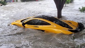 Carro de mais de um milhão de euros é arrastado pelo furacão Ian na Florida