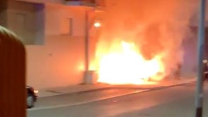 Carro incendeia-se na Nazaré