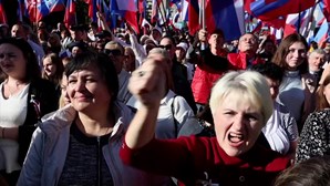Russos celebram a anexação de territórios ucranianos