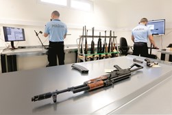 Agentes com formação específica fazem perícias para todas as armas que entram no mercado 