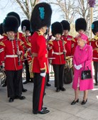 Rainha Isabel II com soldados britânicos 