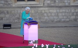 A Rainha Isabel II na iluminação do farol principal do Jubileu