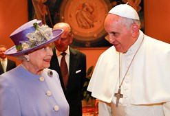 Rainha Isabel II com o Papa Francisco. 