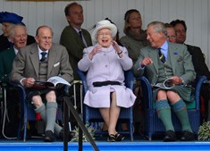 Rainha Isabel II com o Príncipe Philip e o Príncipe Charles a assistir uma corrida de cavalos