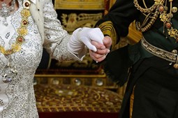 Mãos dadas da Rainha Isabell II e o Duque de Edimburgo 