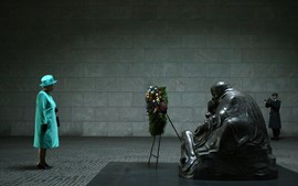 Rainha Isabel II memorial anti-guerra em Berlim