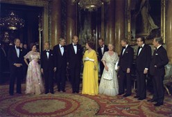 Rainha Isabel II reúne-se com líderes mundiais