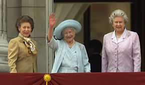 Rainha Isabel II, com a Rainha mãe e a princesa Anne