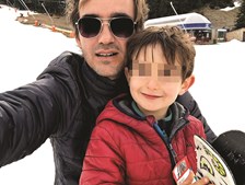 Alejandro Sardá com o filho, Bastian, em férias na neve