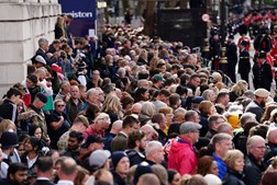 Multidões despedem-se nas ruas de Londres da Rainha Isabel II