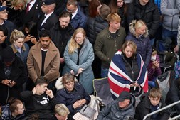 Multidões despedem-se nas ruas de Londres da Rainha Isabel II