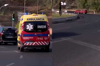 Colisão entre mota e carro faz dois feridos em Alfornelos