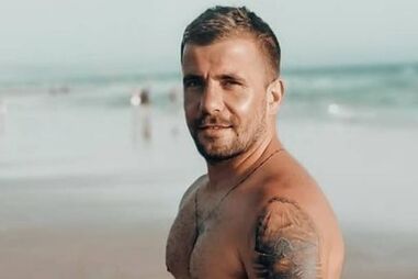 Motard morto em colisão junto a praia de Oeiras deixa quatro menores