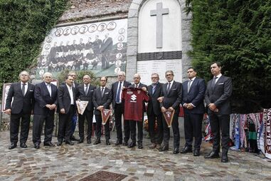 Benfica homenageia vítimas do acidente aéreo do 'Grande' Torino