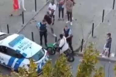 População cerca polícias em Lisboa para motard sem capacete e matrícula conseguir fugir