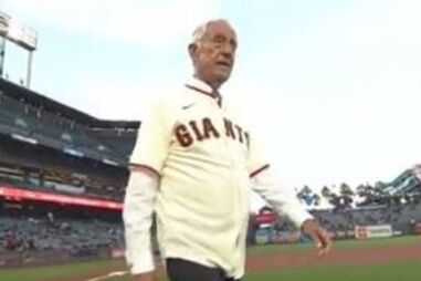 Marcelo vestiu camisola dos Giants e fez o lançamento inaugural em noite portuguesa