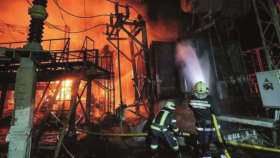 Bombeiros tentam extinguir um incêndio causado por um ataque russo contra uma central elétrica nos arredores de Kharkiv, no Nordeste da Ucrânia