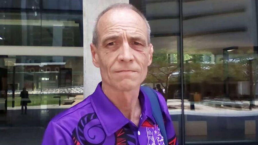 Homem que diz ser filho do rei Carlos III e Camila pede exame de ADN e admite entrar com ação legal 