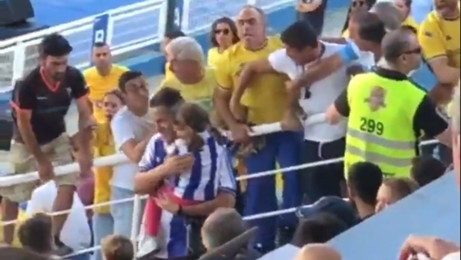 Pai e criança, ambos com camisola do FC Porto, obrigados a sair do lugar após insultos de adeptos do Estoril
