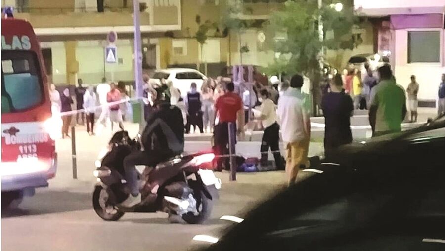 Homem corta pescoço à namorada com garrafa partida na via pública em