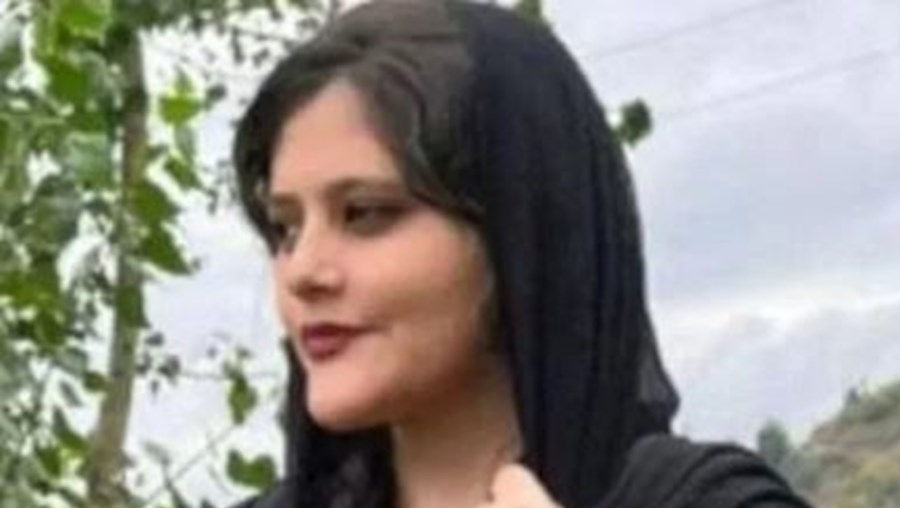 Mahsa Amini, 22 anos, morreu num hospital, na 6ª-feira (dia 16)