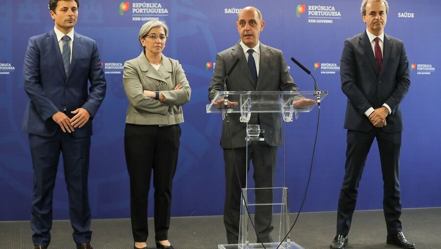 Ricardo Mestre e Margarida Tavares, secretários de Estado, acompanharam Manuel Pizarro no anúncio de Fernando Araújo (à dir.) como novo diretor do SNS
