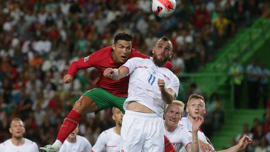 Ronaldo em ação no jogo da 1ª volta com a Rep. Checa