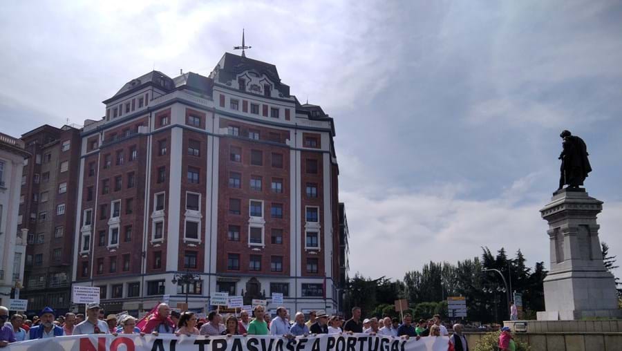 Três mil agricultores espanhóis das províncias de León, Zamora e Salamanca exigiram, na segunda-feira, que se encerre a libertação de água para Portugal