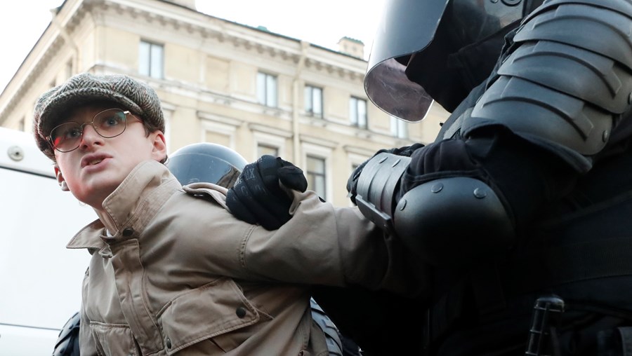 Centenas de pessoas foram detidas em protestos contra a mobilização militar, em mais de 30 cidades na Rússia