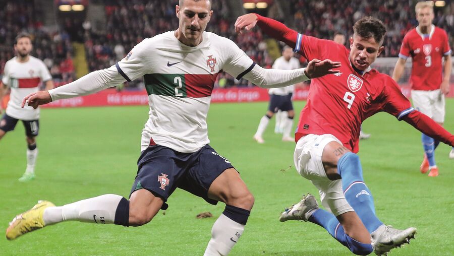 Diogo Dalot, autor de dois golos, esteve em plano de destaque 