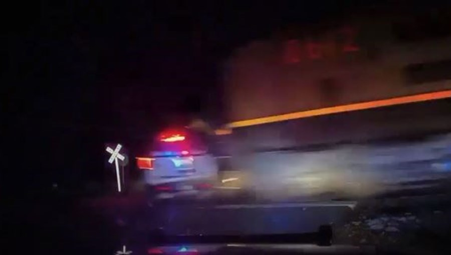 Comboio atinge carro patrulha com a mulher detida no banco de trás