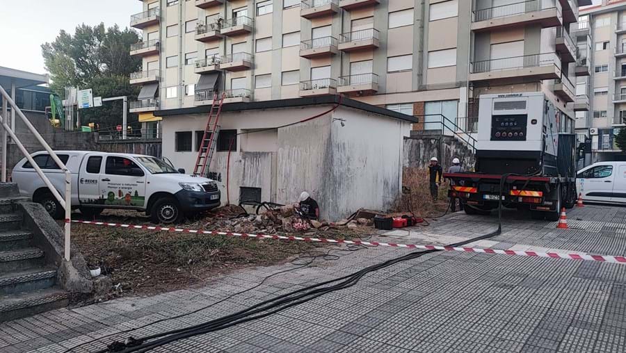 Trator corta cabo elétrico e provoca incêndio em Braga. Centenas de casas ficam sem luz