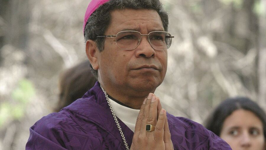 Ximenes Belo saiu de  Timor-Leste sob suspeita de abuso sobre menores