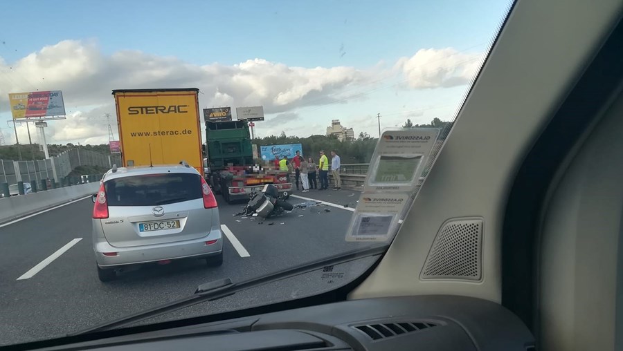 Motociclista morre em colisão com camião na A1 em Vila Franca de Xira