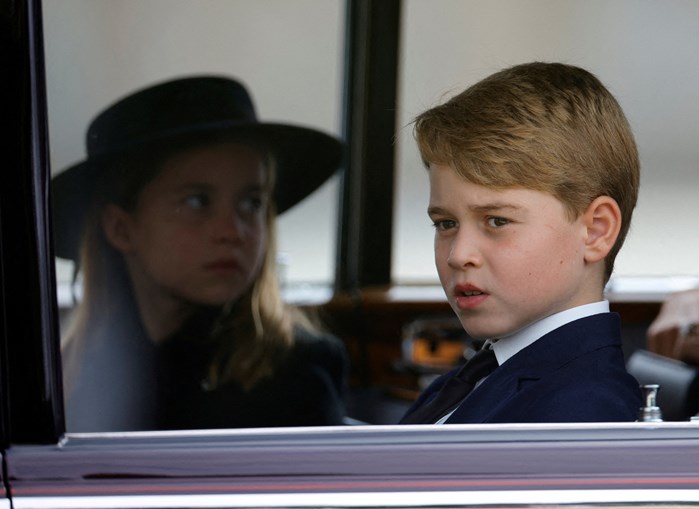 Príncipe George e a Princesa Charlotte aguardam no carro durante as cerimónias fúnebres da Rainha Isabel.