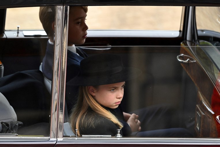 Charlotte e George no funeral de Isabel II