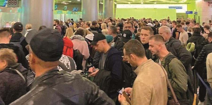 Caos no aeroporto moscovita de Vnukovo com milhares de russos a tentarem fugir à guerra