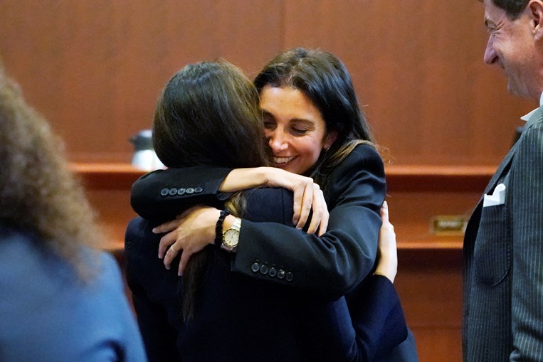A advogada Joelle Rich abraça a advogada Camille Vasquez
