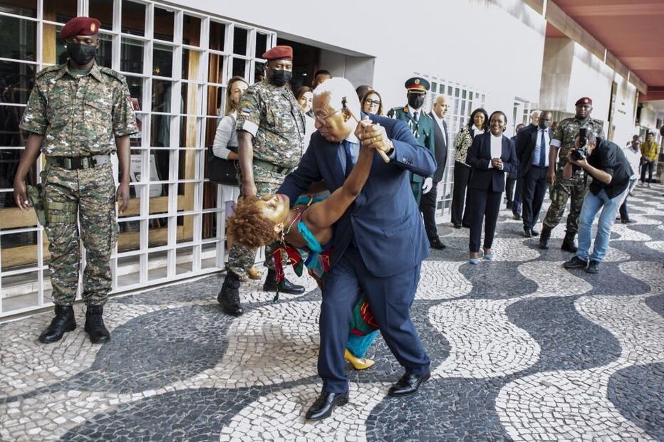 Costa fecha tarde cultural em Maputo com um 'pezinho' de dança