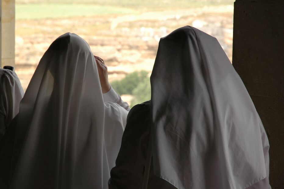 Freira humilhada por madre teme julgamento após recusar avanços sexuais