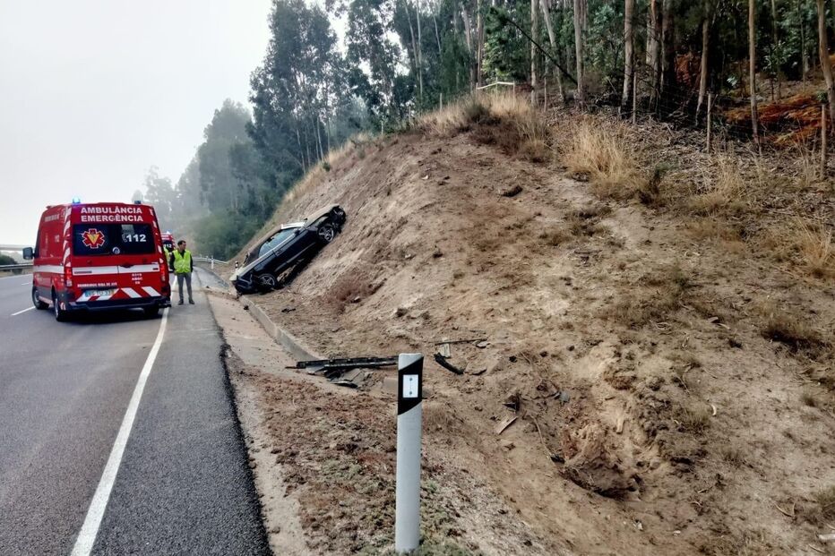 Dois feridos em despiste de carro na A7 em Famalicão