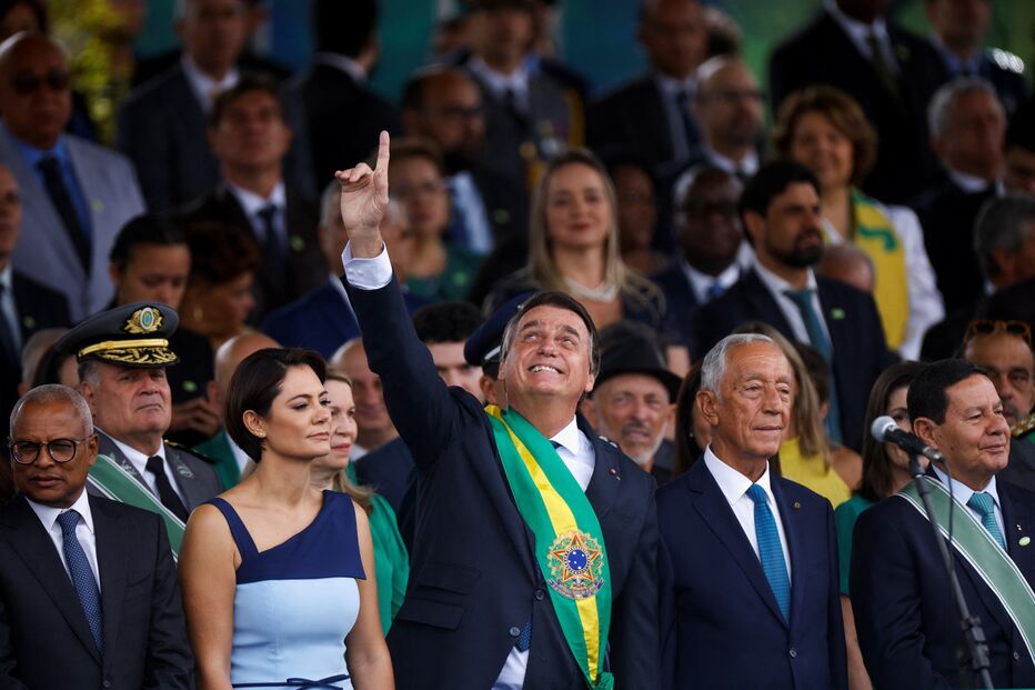 Marcelo no centro da tribuna ao lado de Bolsonaro no desfile do 7 de setembro