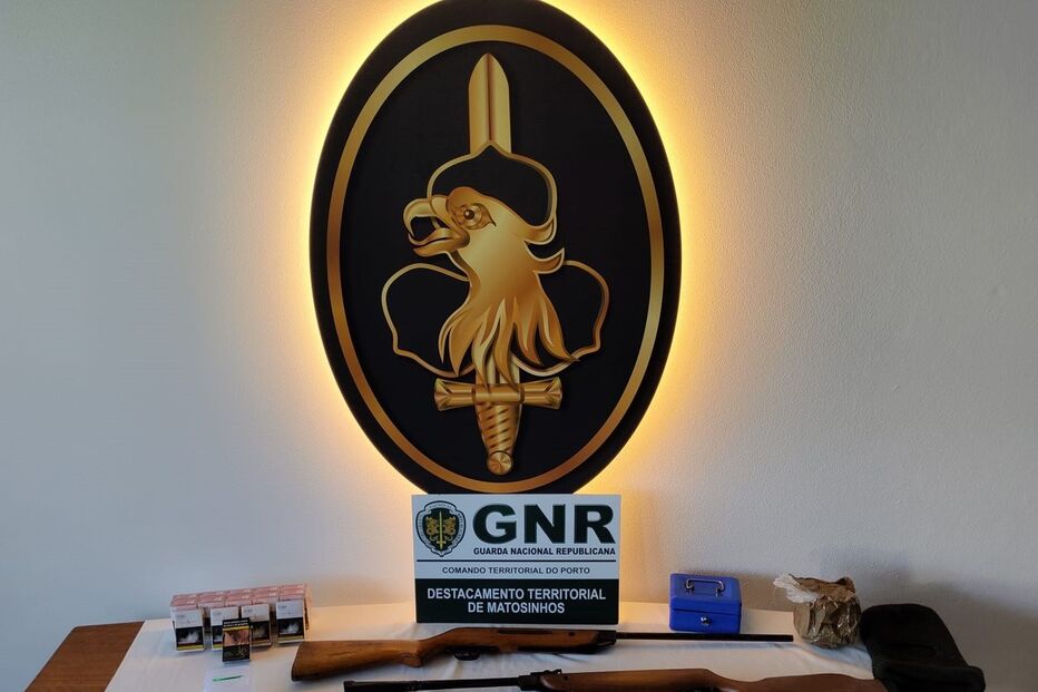 Três detidos por posse de armas proibidas, falsificação de documentos e tráfico de estupefacientes