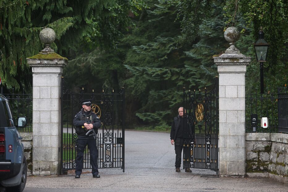 Admiradores da Rainha Isabel II reuniram-se junto aos portões do Castelo de Balmoral